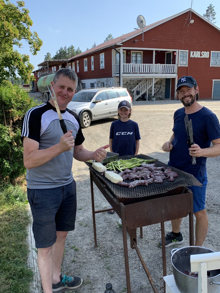 Grillbjudning efter helgens framgångar!
Bjuder alla i teamet som vill och Actual Star-Charlie har varit och plockat jordgubbar till efterrätt. Läckert!