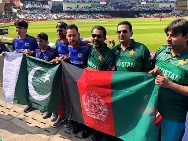 Salmankhattak08's tweet photo. بعض جاھل تھے اور بعض پے رول پر تھے ، انکی حرکتیں بلاشبہ قابل مذمت ہیں لیکن اس بنیاد پر ساری قوم کو گالی دینا درست عمل نہیں ، جہلا کے رد عمل میں  سوشل میڈیا پر نفرت اور تشدد کا پرچار آپ کو بھی انکے ساتھ ملادے گا ۔
💚#TeamGreen❤️
#WorldSuperPowers https://t.co/V4RHXKRdED