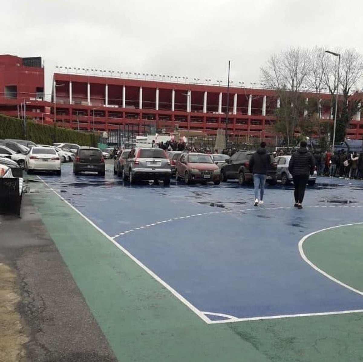 ¡Da mucha vergüenza y tristeza que se le falte el respeto de esta forma a <a href="/HandballRacing/">Handball Racing Club</a> ! No pueden jugar por utilizar la cancha como estacionamiento. Por ende, es probable que pierdan los puntos... ¡<a href="/RacingClub/">Racing Club</a> no es solo fútbol! <a href="/DeportesRacing/">Deportes Racing</a>