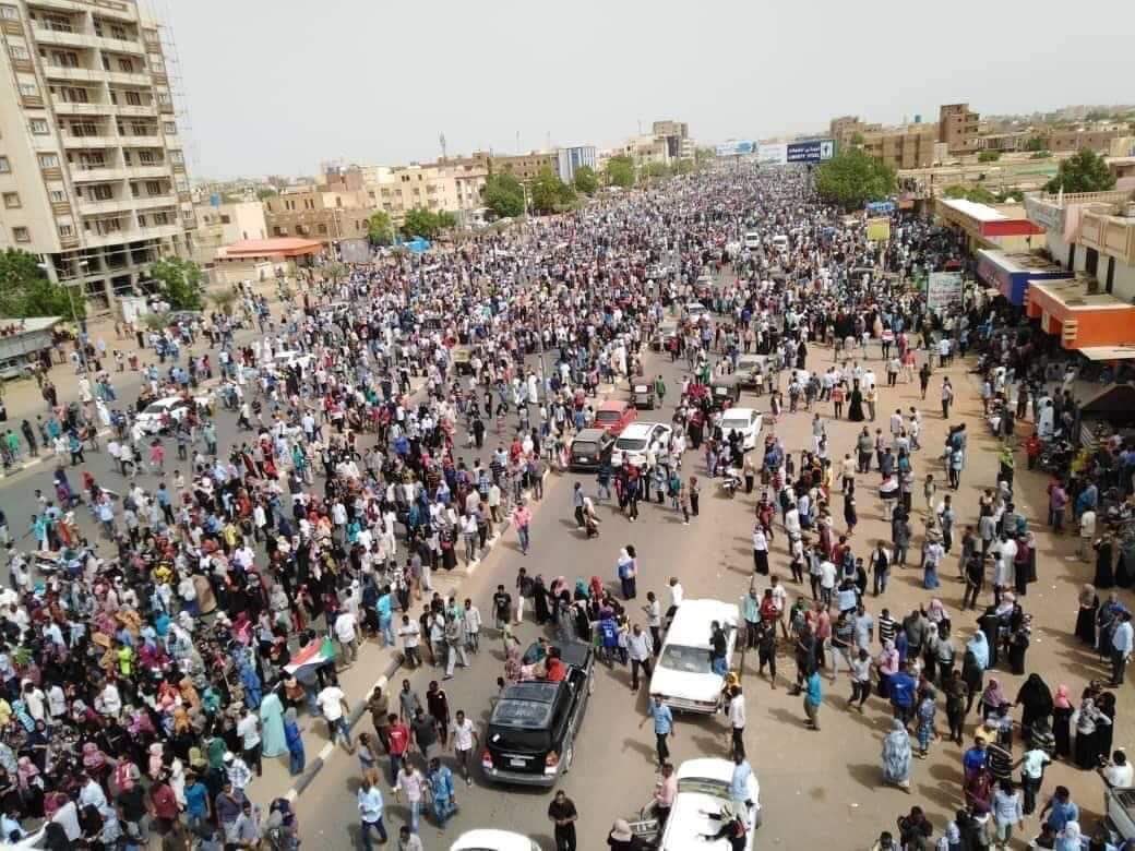 omereldigair's tweet photo. التحية لشعبنا وهو يَهْدِرُ في الشوارع كالسيول .. يكتبُ تاريخاً ويصنعُ مجداً ويشرئبُ إلى النجوم لينتقي صدر السماء.

إرادة الشعب ��ي التي تكسب رهان التاريخ.

#مليونية_30يونيو https://t.co/CfYC8Qd9Zb