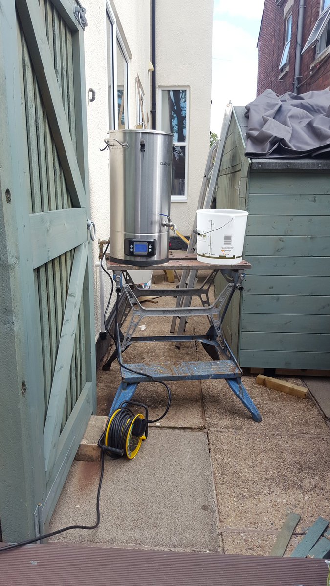 bedrock_wasps's tweet photo. American Wheat up to strike temp. Mashing at 66c.

Sausages on the brewday.

Yep. It's brewday for the #ubrew night 24th July. https://t.co/d8q5aMTisr