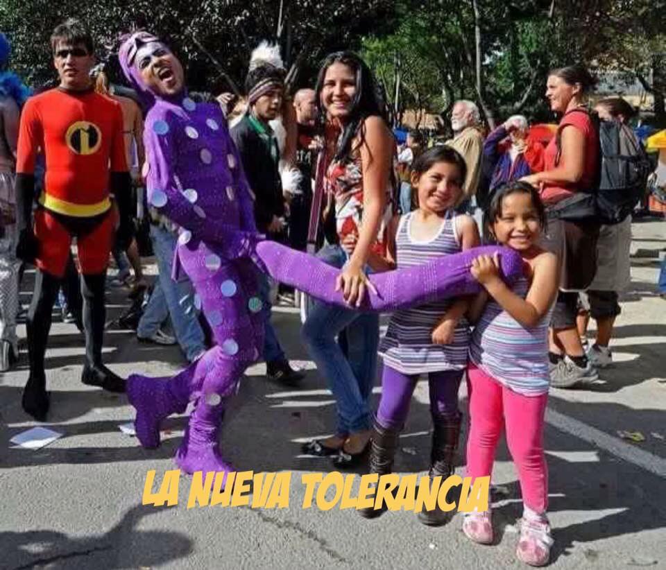 Chedeok's tweet image. Los homosexuales piden derechos pero por lo visto tiene más derechos que un heterosexual, ya que pueden marchar por las calles desnudos, pueden hacer actos inmorales en vía pública y pervertir a los más vulnerables (los niños) sin  que sean acusados de delito alguno.