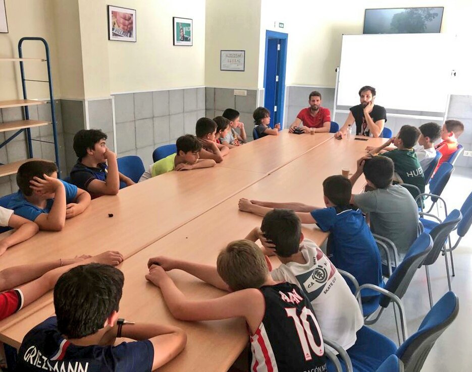 En la jornada final del campus, hemos disfrutado de la visita de Adrián García, jugador de <a href="/BasketNavarra/">Basket Navarra Club</a> #LEBPlata. ¡Aprendiendo de los mejores! 🔝
<a href="/FNBaloncesto/">Federación Navarra de Baloncesto</a> #selecciones #Navarra