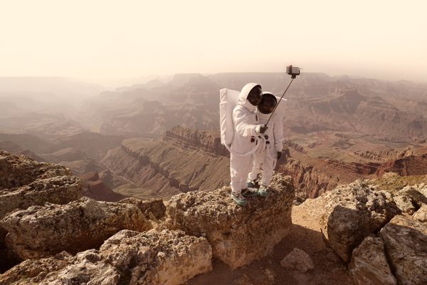 Sony soutient l'évènement MYOP aux @rencontresarles ! Venez découvrir notre gamme à destination des photographes professionnels, ainsi que l'exposition de la série "Greetings from Mars" de notre ambassadeur <a href="/julienmauve/">Julien Mauve</a>. bit.ly/2FDMxtx