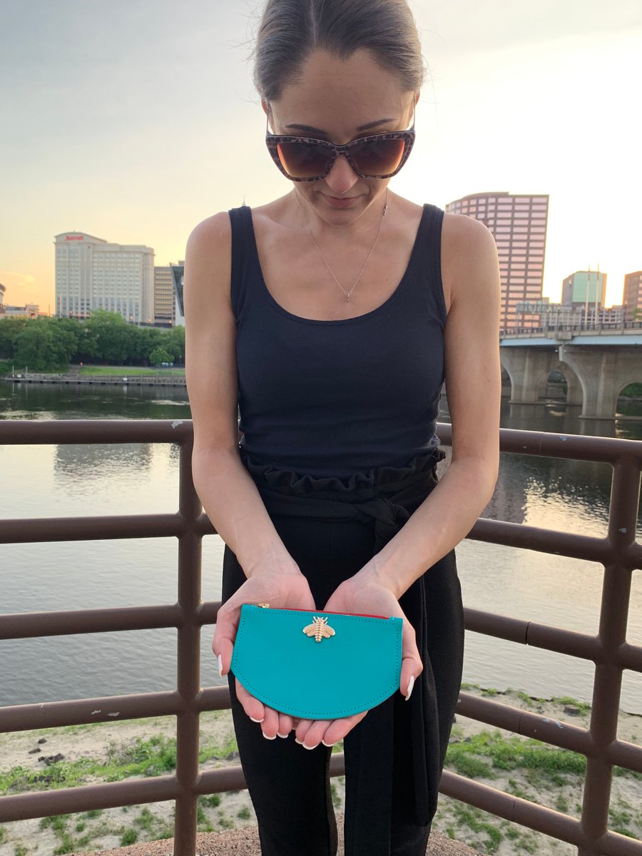 DonzaMarisa's tweet photo. Summer in the City...essential tote bag and bee mini wallet available NOW at https://t.co/qkQCJ1x2Yt
#savethebees #outfitoftheday #stylish #summerstyle #hartfordhasit #fashionista #totebag #purse #wallet #uniquedesign #handbags #giftsforher #riverstroll https://t.co/f5XOb22RGm