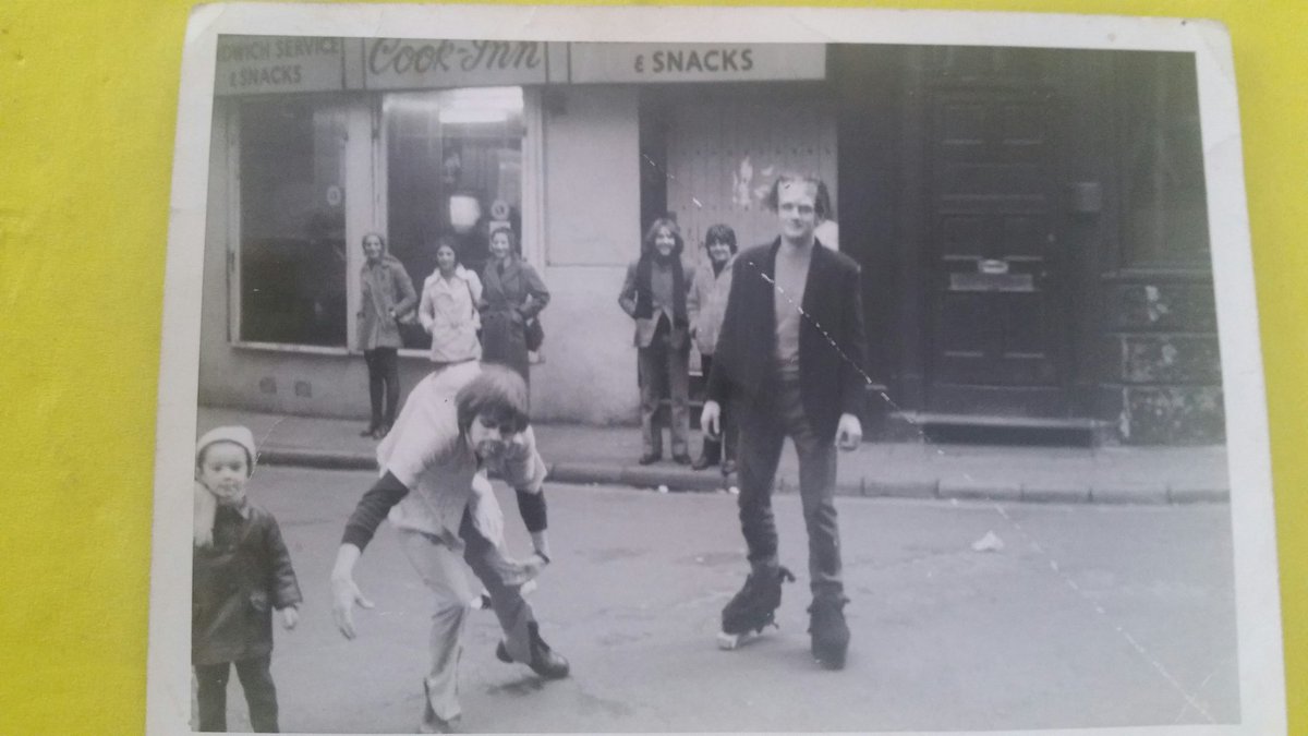 BillyButler958's tweet image. 1972 myself and Chris Wharton promoting new Prog nights at the Mardi Gras..my young son Stuart in pic and Bill Kinsley and Joey  Badfinger 
 in background
