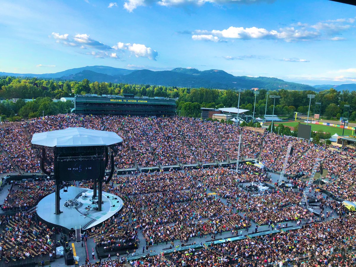 RayceWadsworth's tweet photo. Still in Awe of how @garthbrooks had all of Autzen Stadium getting down to #Shout Absolutely Poetic! Long live the legend &amp; Long live @uoregon https://t.co/Cxs2mFhbKI