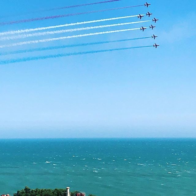 lovefstone's tweet image. Photo taken by @lmbassett601 “Folkestone and the red arrows #RedArrows #beautiful Britain #folkestone Kent” ift.tt/324akwm