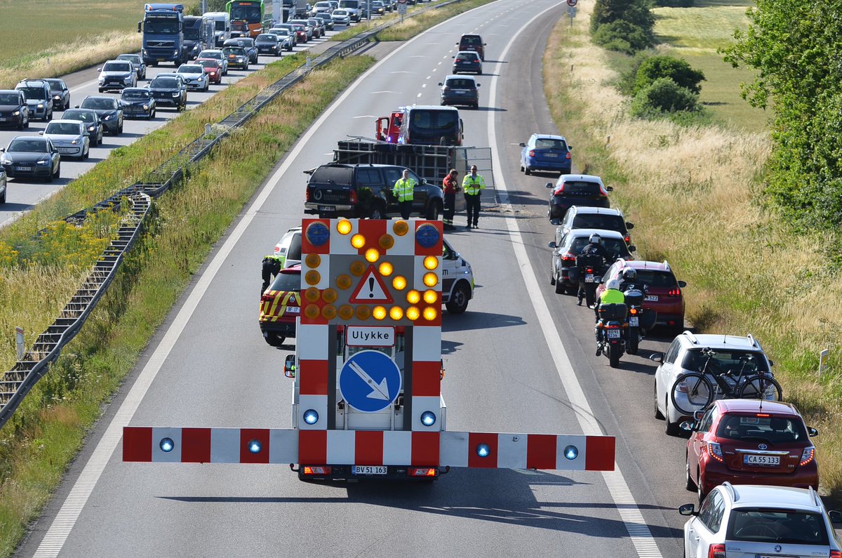 pressefotosdk's tweet photo. Væltet trailer giver massiv kø på fynske motorvej ved Aarup. 
#fuh #uheld #e20 #aarup #politidk #nyheder https://t.co/8FfpgdApYM