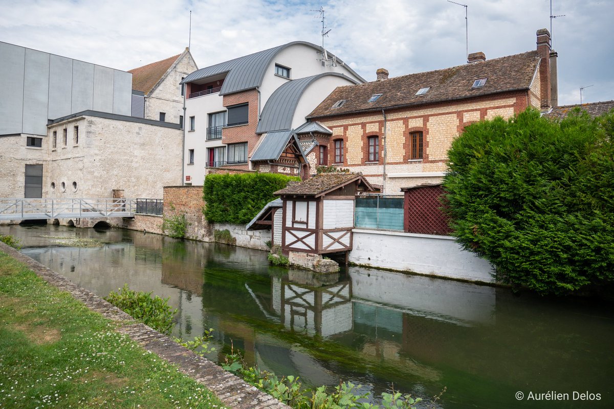AurelienDelos's tweet photo. Entre ancienneté et modernité dans le centre ville de Louviers
#seineeuretourisme #eure #patrimoine
#louviers #normandie #lumixg80 #architecture #magnifiquefrance #partimoine #reflexion #reflets https://t.co/rfk4hk0tqF