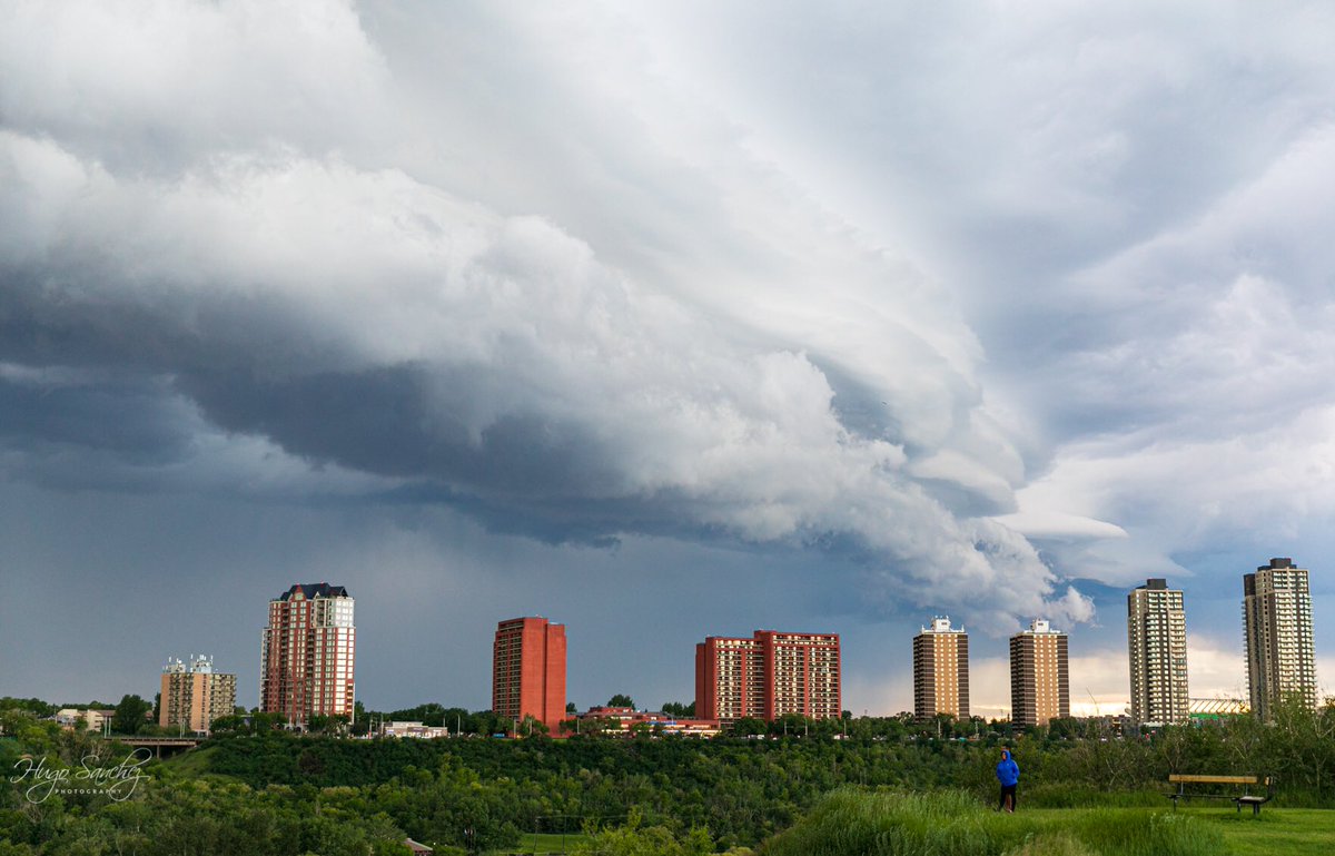 YEGHugo's tweet photo. Shelf cloud over downtown Edmonton😱 #yeg #storm #shelfcloud #amazing #chasingstorm #ExploreEdmonton #Travelalberta #explorecanada #supercloud #downtown #theweathernetwork #weather #rain #stormchaser #abstorm https://t.co/8pDmeoOzj2