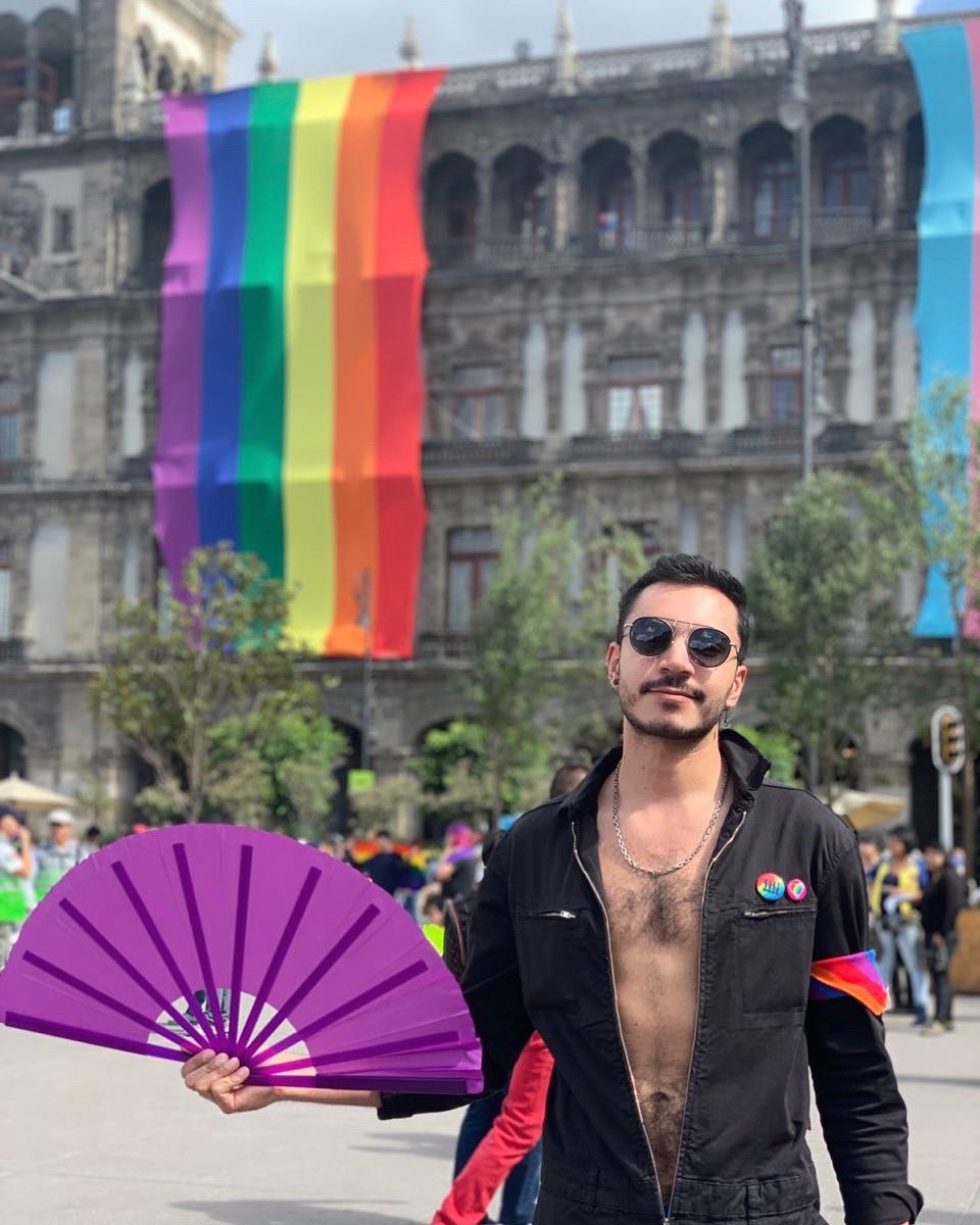 #PrideMexico 🏳️‍🌈 
Ayer dándolo todo en huachicolero, pero con el abanico al revés 😂😂 
🤷🏻‍♂️