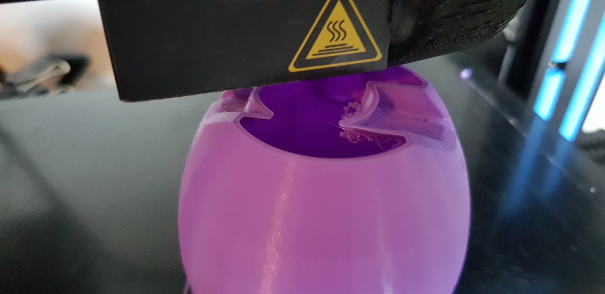 3DMonkeyNL's tweet image. Pffff supports are so overrated 🤣 Are you guys already using that nagic air support option? #nosupport #magicair #3Dprinting #geeetech #Megaman