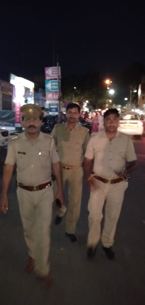 वरिष्ठ पुलिस अधीक्षक आगरा श्री जोगेन्द्र कुमार के निर्देशन में <a href="/agrapolice/">POLICE COMMISSIONERATE AGRA</a> द्वारा विभिन्न थाना क्षेत्रों के बाजारों, कस्बों व रिहायशी इलाकों में फुट पेट्रोलिंग की गई। इस दौरान संदिग्ध व्यक्तियों व वाहनों को चेक किया गया। <a href="/dgpup/">DGP UP</a> <a href="/Uppolice/">UP POLICE</a> <a href="/IpsJogendra/">Jogendra Kumar IPS</a> #uppolice