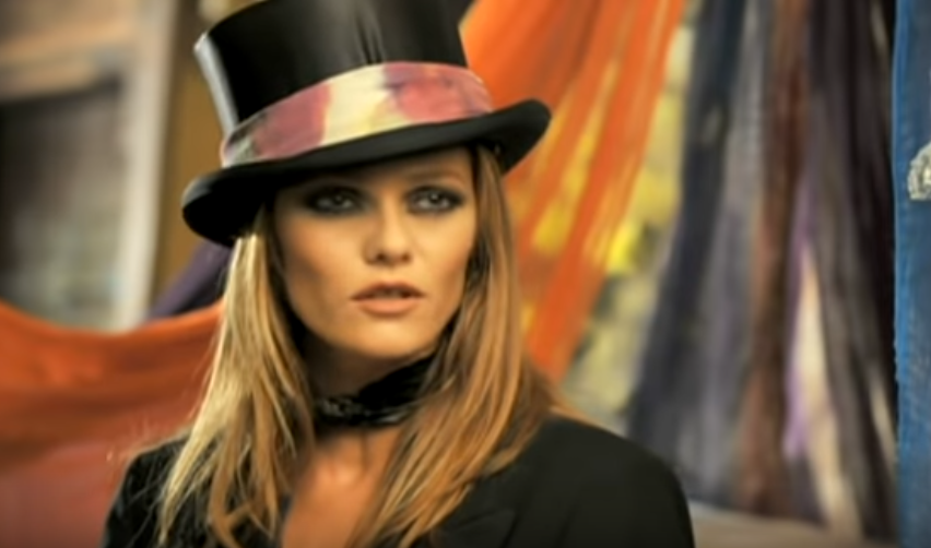 The next was directed by Johnny ,not sure he appears here unless.. i wonder abt the man on the stairs with his guitar and the kids (Lily & Jack?) + isn't the last 1 a morphing between Vanessa & Johnny? Anyway i like it so i add it!Vanessa Paradis- Il y a 