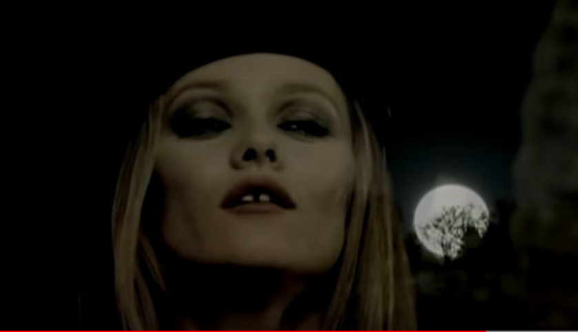 The next was directed by Johnny ,not sure he appears here unless.. i wonder abt the man on the stairs with his guitar and the kids (Lily & Jack?) + isn't the last 1 a morphing between Vanessa & Johnny? Anyway i like it so i add it!Vanessa Paradis- Il y a 