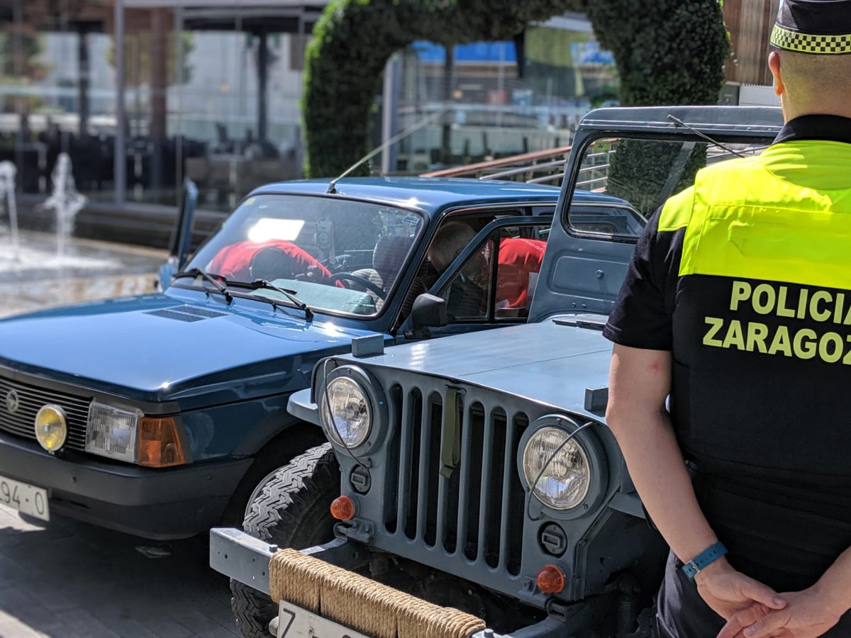policiazaragoza's tweet photo. Esta mañana con motivo de las fiestas de #ParqueVenecia, 👮‍♀️👮‍♂️#SectorSur han realizado un acompañamiento a los coches clásicos en un recorrido por las calles del barrio https://t.co/hP4ug8udry