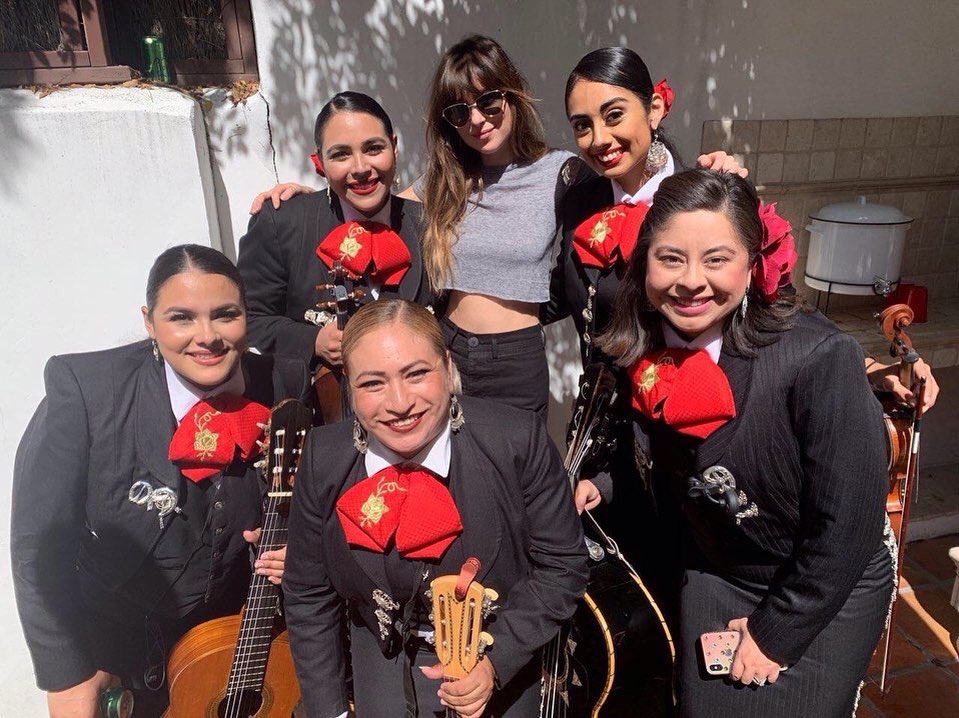 cole.umba：Yesterday with these amazing talented ladies
 #DakotaJohnson #mariachiGirls #vivaLaMujer
instagram.com/p/BzWPPO_g1gu/…
