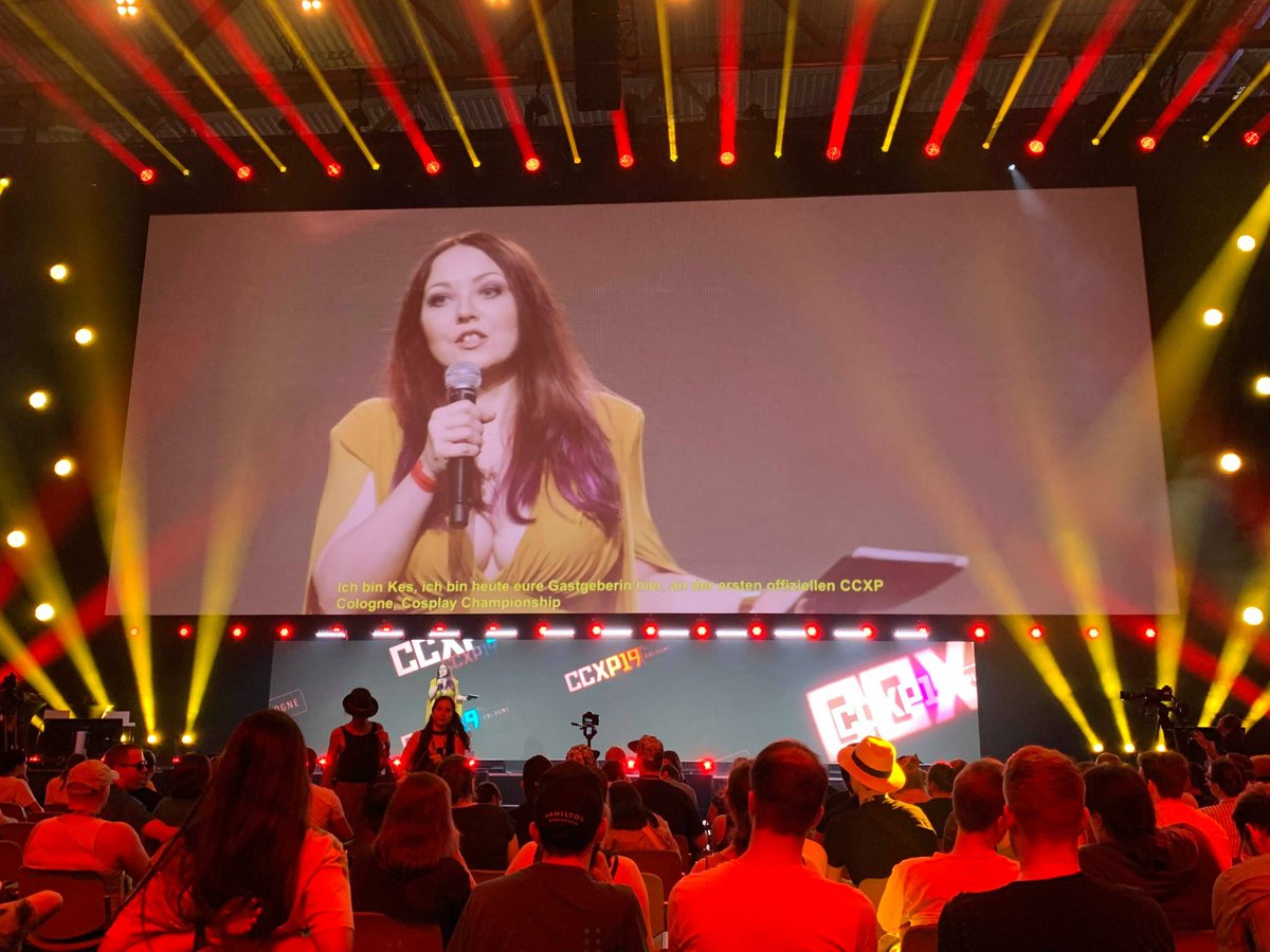 Kes_Cosplay's tweet photo. Actually I really did host the CCXP COLOGNE Cosplay Championship!    But this shot looks like, hell the Oscars 🤩 Being part of the CCXP Premiere in Germany was an amazing experience. I have so many impressions to share, stay tuned ❤ #CCXPCOLOGNE #host #moderatorin #geekhost https://t.co/Omc1RYOnAN