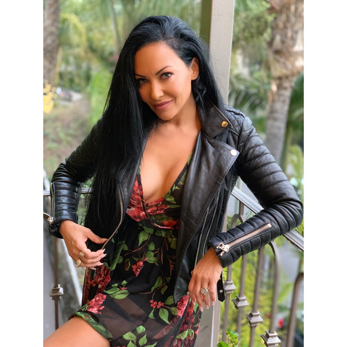 vavskins's tweet image. Vav skins Leather stapler 

with #carlaharvey