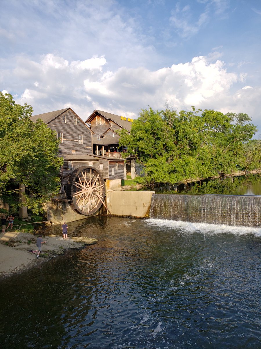 natcatboop's tweet photo. Pigeon Forge, TN❤ https://t.co/oRM42aTyNZ