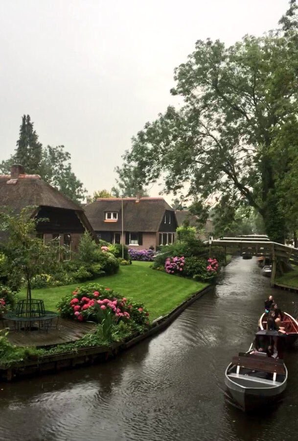 CultureOA's tweet image. قرية هولندية تقع في مقاطعة أوفرايسل، يُطلق عليها "البندقية الهولندية" كتشبيه في مدينة البندقية (فينيسيا) الايطالية.

عند كل بيت تلقى قارب خاص كبديل عن السيارة، وأشهر القوارب عندهم يسمونه "النمس" يعمل بمحرك كهربائي ولا يعكر هدوء القرية