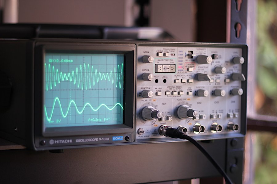 battlecoder's tweet image. The new member of my lab, a Hitachi V-1085 in all its glory. This is a 100Mhz, 4 channel analog beast with digital readouts and delayed sweep. Requires minor calibration but it works like a charm. #electronics #electronicsengineering #electronicslab