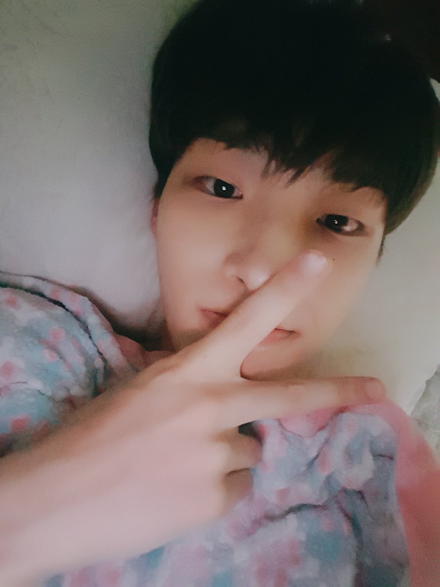 ATEEZofficial's tweet photo. [#민기] 민기의 하루 끝!! 웨이브 막방이라서 오늘 하루는 에이티니한테 제 일상을 전부 공유하고 싶었어요 ㅎㅎ 잘했죠? 사랑하는 에이티니 이번 활동 너무 고맙구 내가 많이 사랑합니당 잘 자고 내 꿈꿔요 ♡♡
#ATEEZ #에이티즈 https://t.co/FhEJVM4cOE