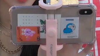 (★BREAKING) Miyeon seen with a cooky sticker, A character designed by Jungkook of BTS! 

No, they aren’t fucking dating, you kboos! It’s a sticker!