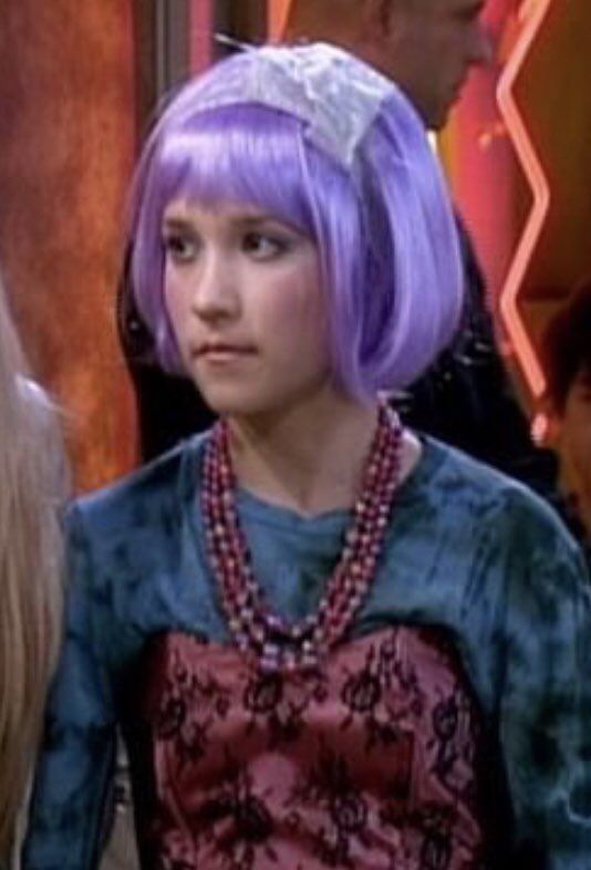 milly45051371's tweet photo. Thought she looked familiar.. #MileyCyrus #AshleyO #GlastonburyFestival https://t.co/Aa1QX7Un40