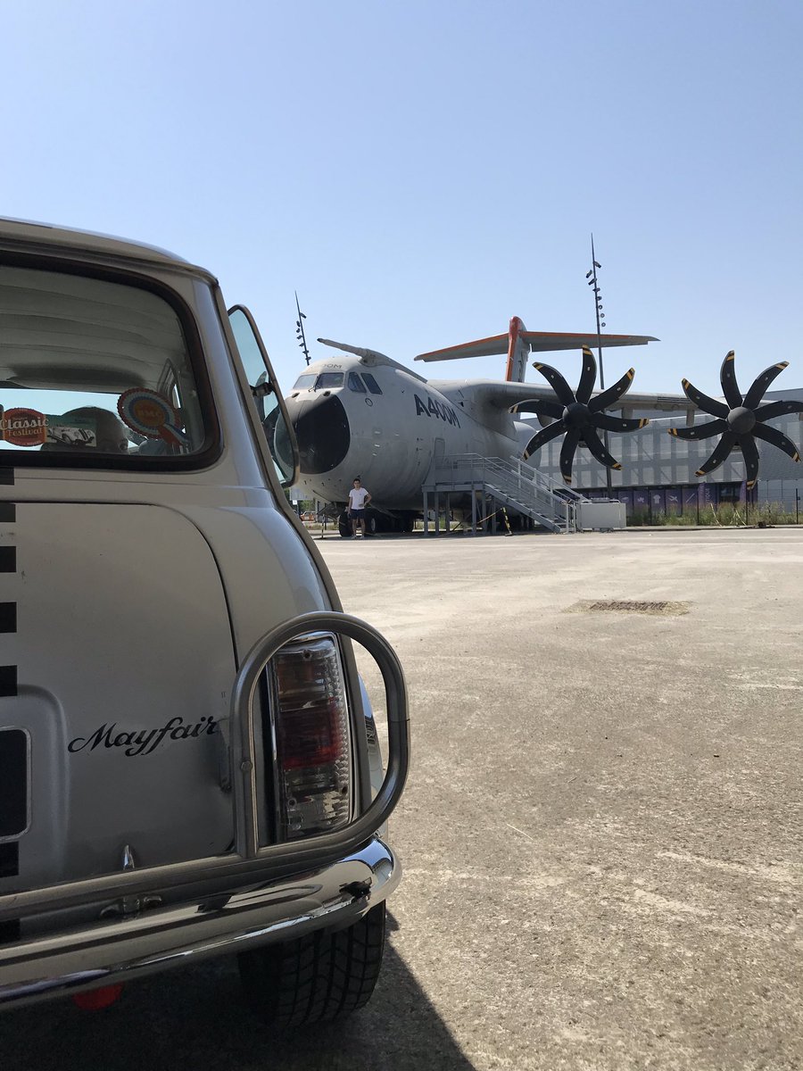 DefensAero's tweet photo. La rencontre insolite de ce dimanche au @aero_scopia ! ✈️ 🚘
#A400M #Mini

Cc @ChristophePbi @ChDefense @AirbusDefence https://t.co/oEYyyt5W0Q