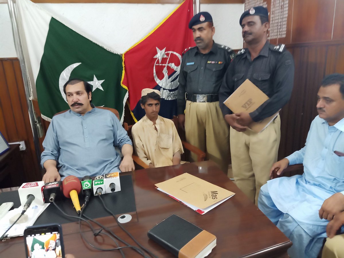 IsrarBaloch77's tweet photo. Well done Ssp Nasirabad Nd supporters. by Struggle of SocialActivists the child has been Released who was in under custody by a Cruel Landlord #BeUnited #BePowerFull @ZehriBalouch @MAnwarZehri @NaseerabadNews @naseerabad @IlyasBaloch97 @HbMujahid @feroz_jamali https://t.co/YMZ8QUcbbd
