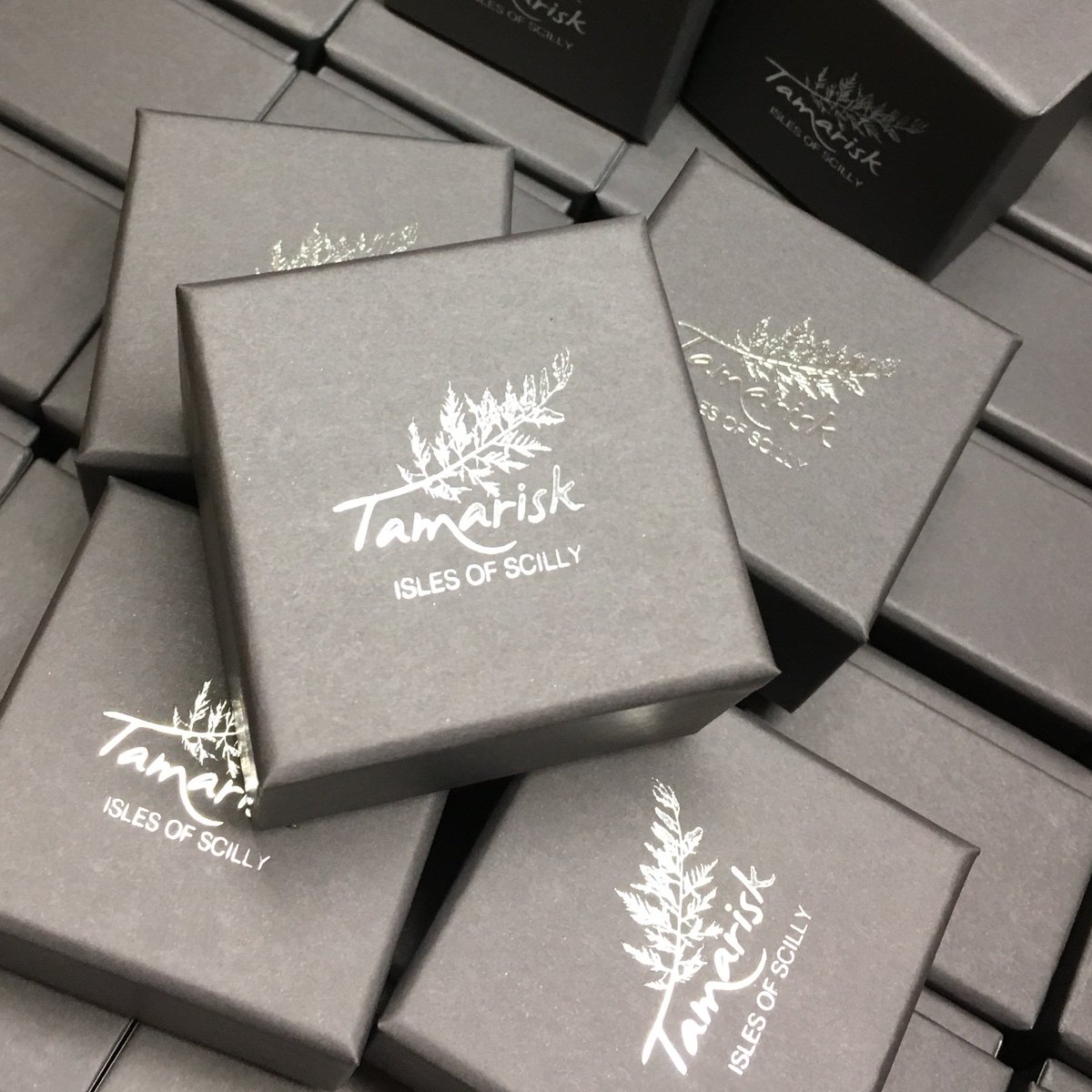 Excited that these beautiful new jewellery boxes have arrived from <a href="/tinyboxcompany/">Tiny Box Company Ltd</a> for the perfect #scillygift. Fully recycled and recyclable and hot foil printed in-house at their UK factory. #islesofscilly #tamariskgallery #tamariskscilly