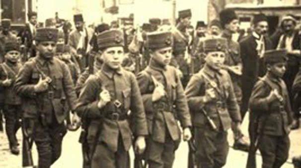 SelcukluBel's tweet photo. Onur yürüyüşü böyle olur, onurlu insanlar böyle yürür. 🇹🇷 
#AilemizHerŞeyimiz https://t.co/Ys6vWAGZcx
