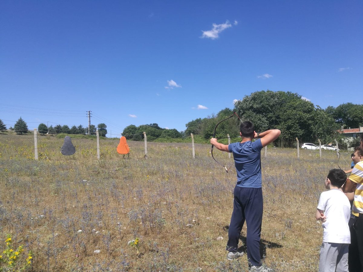 Geleneksel Okçuluk kulübümüzün sporcuları gönüldaşlarımızla beraber olduğumuz pikniğimizde açık alanda atış talimi yaptılar. #Gelenekselokculuk #archery #okçuluk #ok #yay #menzilatışı #puta