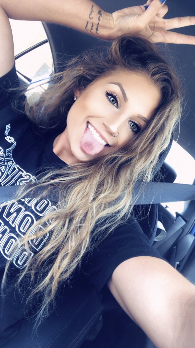 anactualwalnut's tweet photo. My hair has looked like a lions mane all summer I do not thrive in humidity https://t.co/dizik8n89D