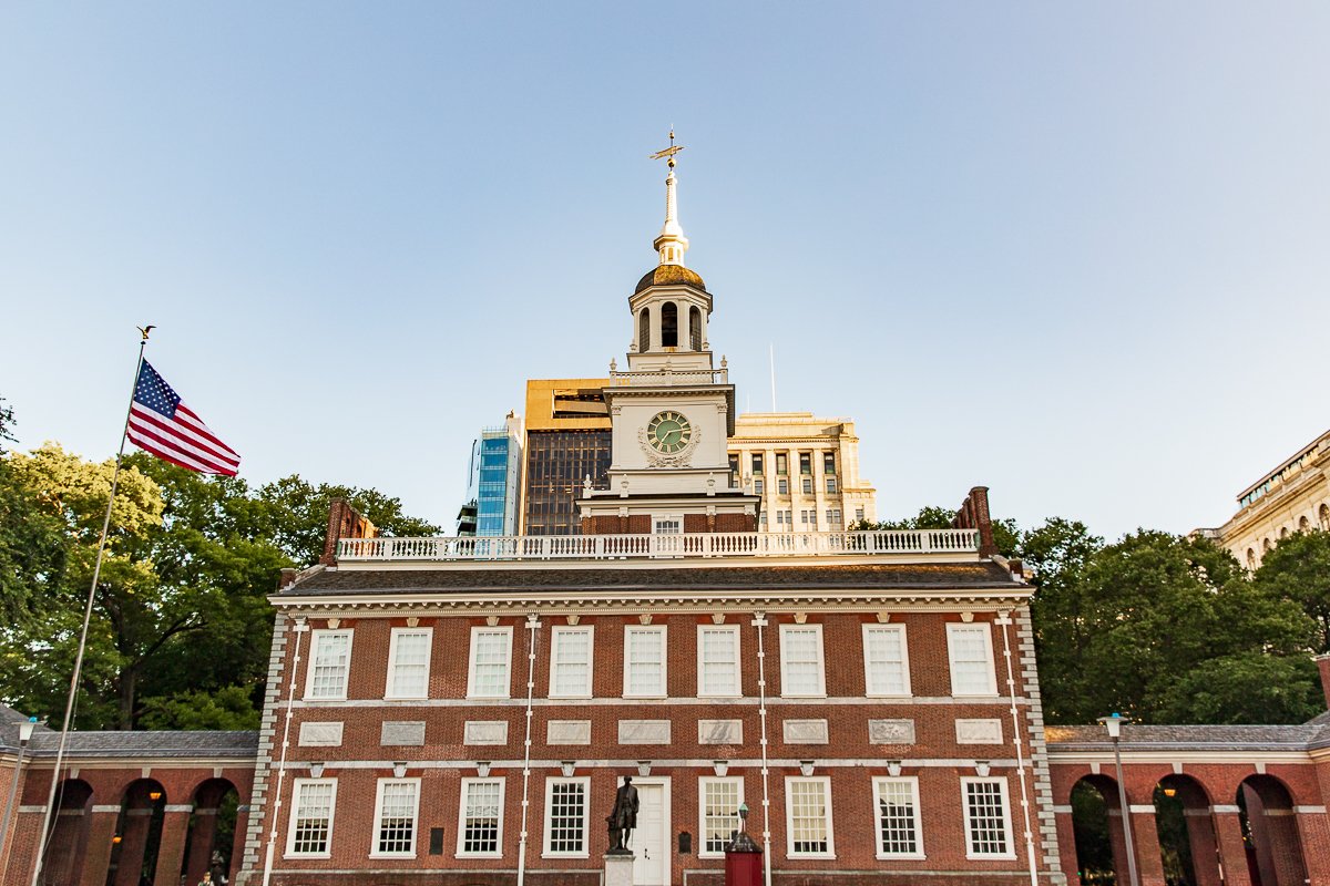 Exploring Philly and Independence National Historic Park with kids is a ton of fun - especially over Independence Day! Come check it out and start planning your day! alongforthetrip.com/visiting-indep… #familytravel @INDEPENDENCENHP