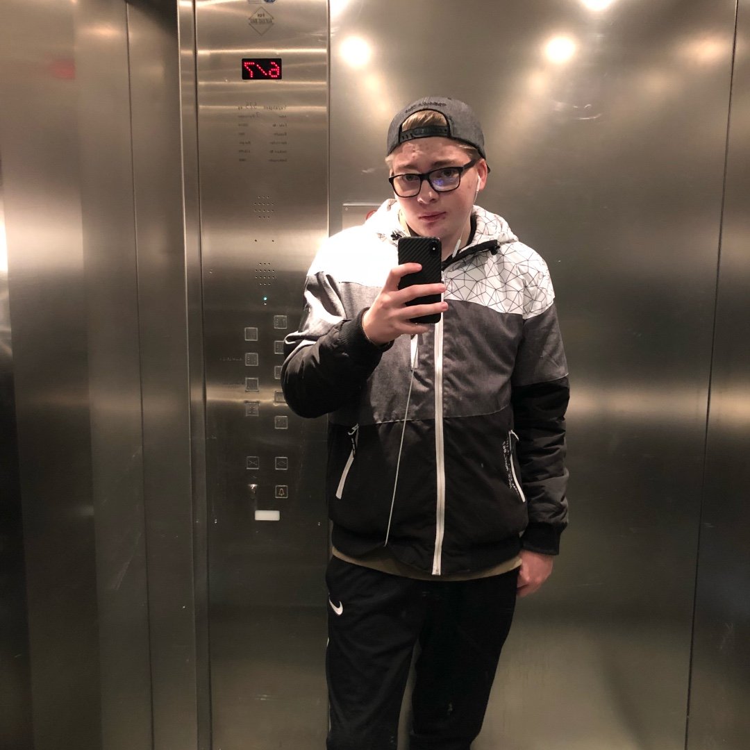 This kid sits at 39 ° C at home in my stream to see who plays MnK.