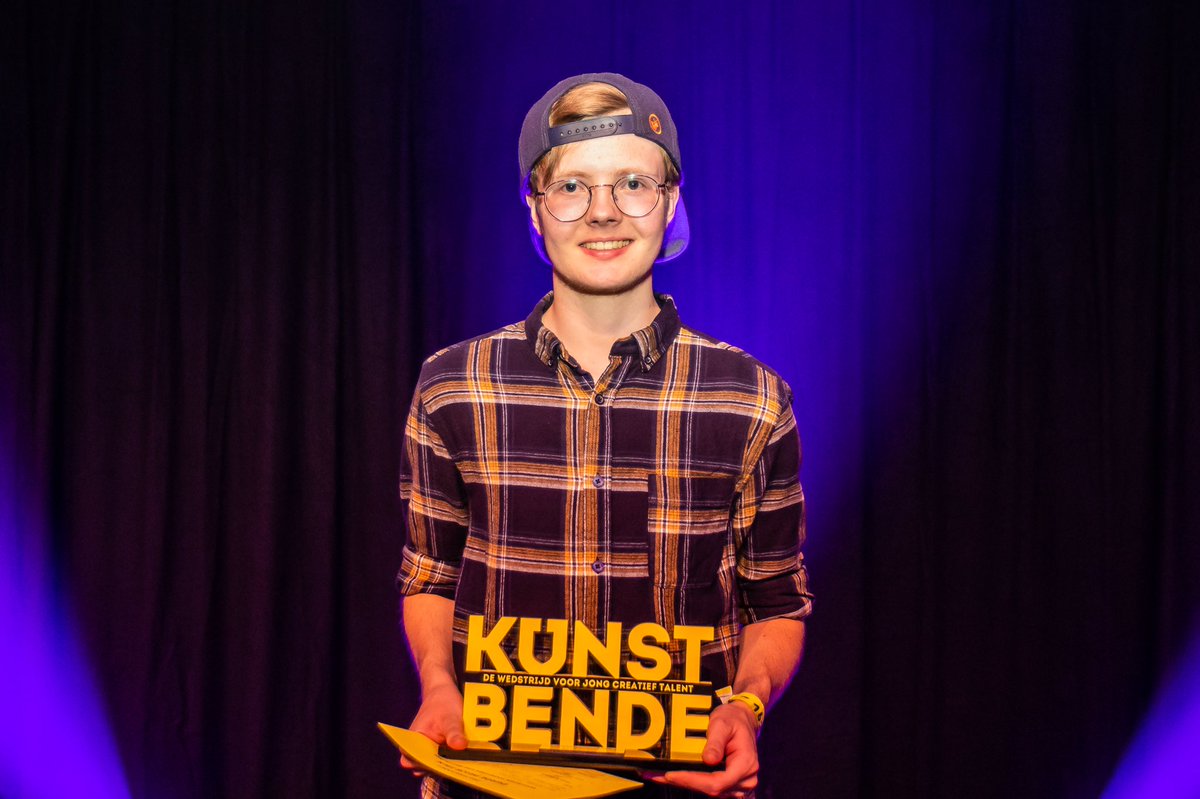 kunstbendegrunn's tweet photo. We hebben een #winnaar! De 18-jarige Jamie Hulck uit #Appingedam - aka Acem0nky - heeft de derde #prijs in de categorie #Film gewonnen op de landelijke finale in #Amsterdam, met zijn ‘Detective Oblitus: A Puzzling Case’.

Gefeliciteerd Jamie! 🏆 

#vanzoldernaarpodium #kunstbende https://t.co/XfTyQpZSSE