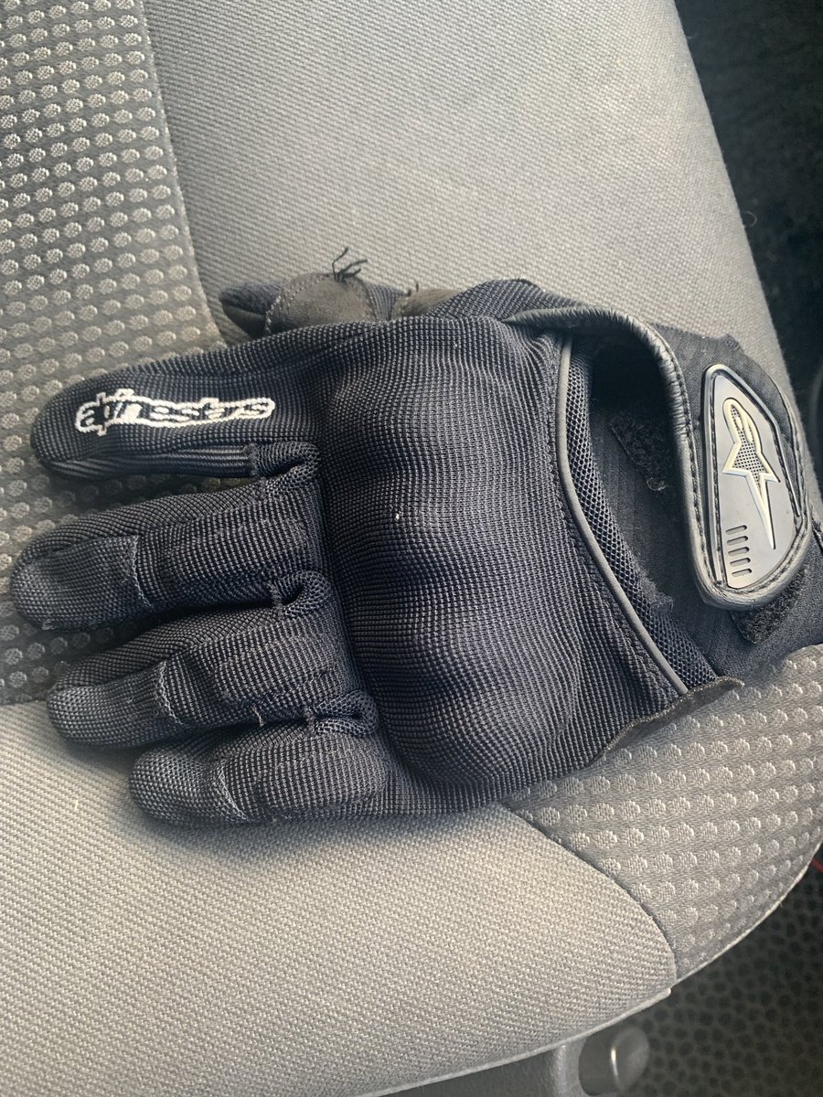 KentPoliceGrav's tweet image. CSU- To the x4 bikes that made off from patrols at Park Pale at around 1400 today, we have one of your gloves. We would love to hand it to you! If this is yours, please come to North Kent Station to be reunited. We would love to speak to you...
#ThatsHandy #SafeHands FS