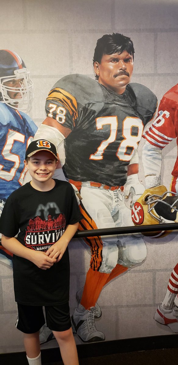 nextgenpara's tweet photo. Had a blast @ProFootballHOF today! Told we had just missed our Bengal legend @AnthonyMunozHOF by 2 days! #Amazing #NFL100 #LEGENDARY #THEGOAT https://t.co/tiYitZbzR3