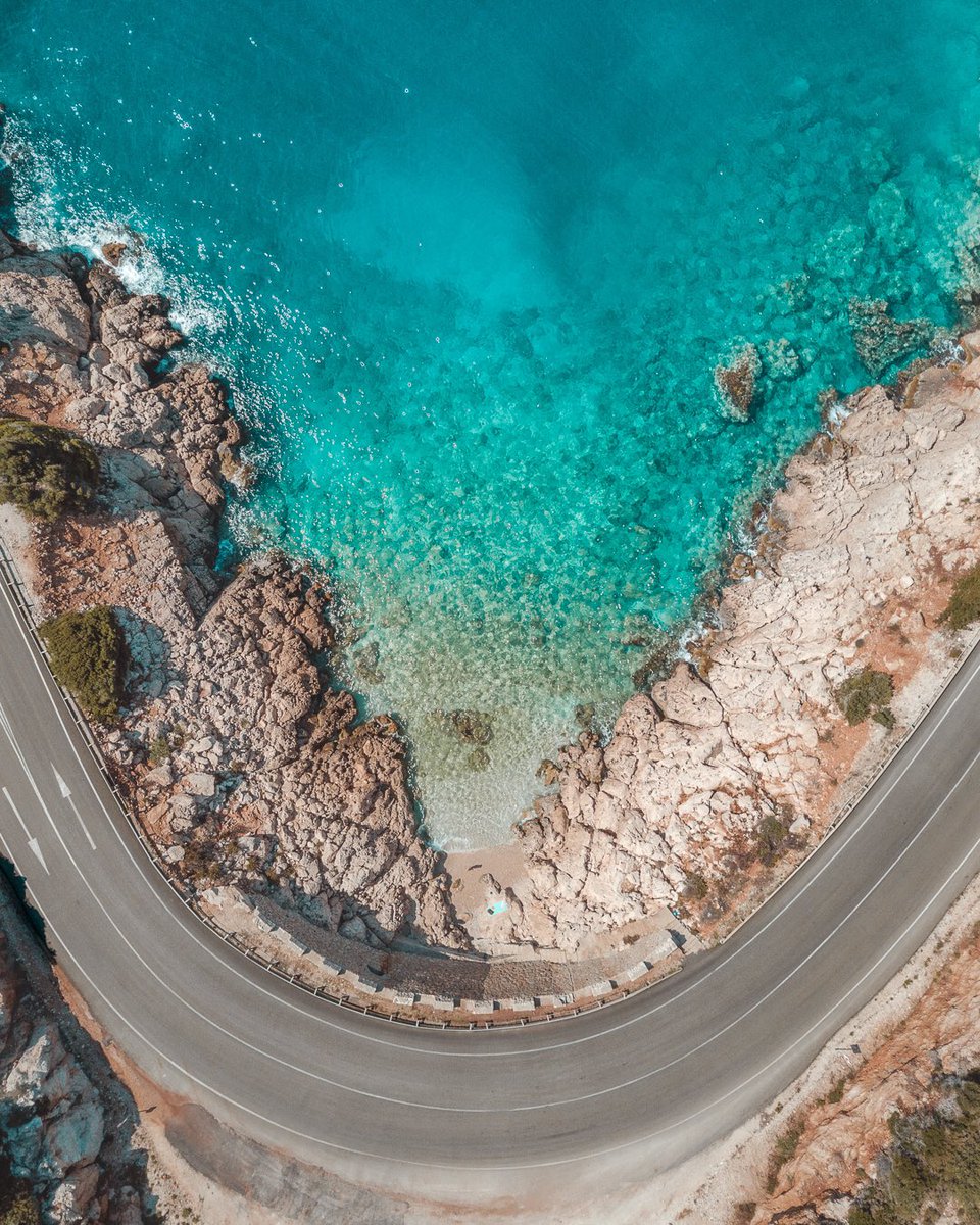 Haritada ismi olmayan, küçük, bakir plajlarda yüzmek bize büyük mutluluk veriyor. Bunun için de gözlerimizin aradığı birkaç küçük ipucu var. Yol kenarına ayrılmış bir otopark alanı ya da bir çöp konteyneri mesela 🏝🌿👀🌿 Bakalım burada ne varmış? 🕵🏼‍♀️  instagram.com/p/BzV_cZjAIk7/…