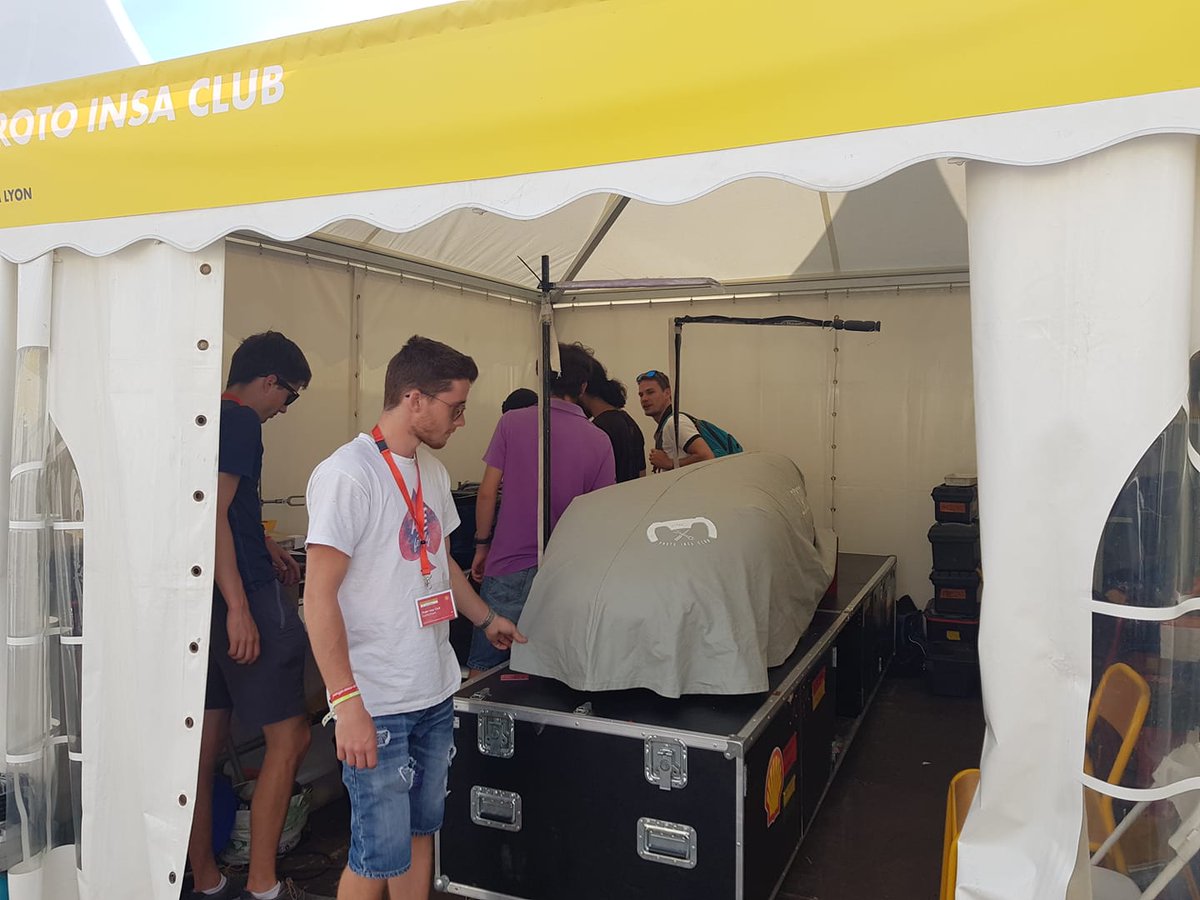 Malheureusement les portes du contrôle technique se sont fermés après le passage de la 27 équipe sur la liste d'attente... Nous sommes les 28èmes 😂

Mais ce n'est que partie remise et nous serons les premiers à passer demain matin. 
Rendez-vous à 8h pour le CT !