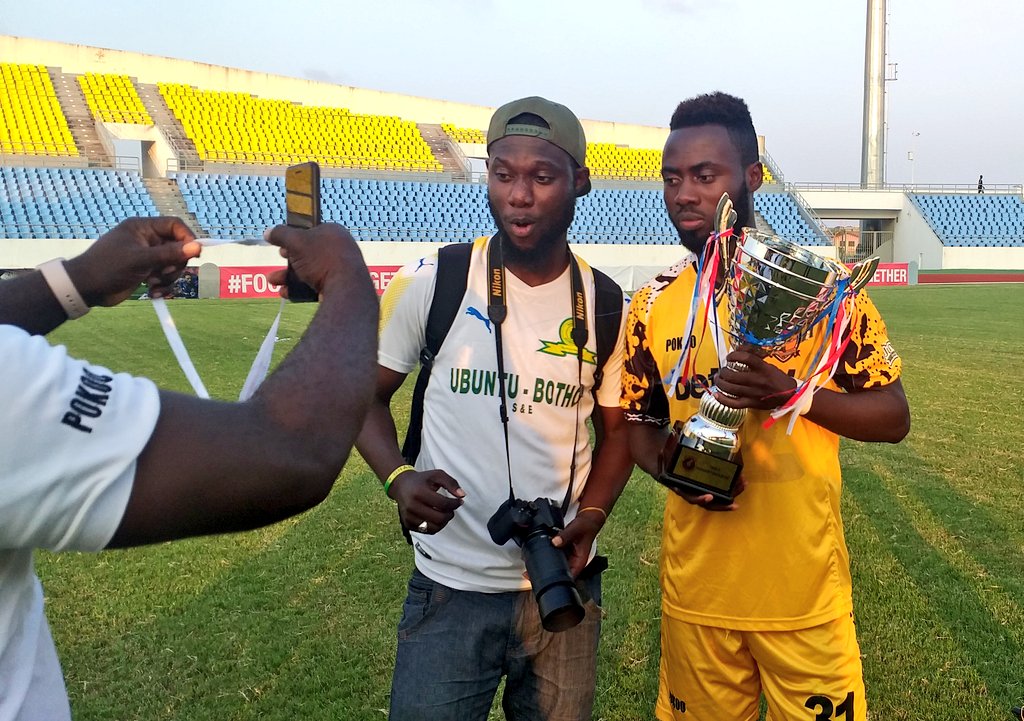 dadaoliseh's tweet photo. With my guy @EricDonkor_31 of @AshantiGoldSC_ after the game.
#LocalChampionIsStillAChampion #LoveForAllHatredForNone #GhanaSoccerNews #PositiveVibes #GodHasBeenFaithful #CleanHeart #GFASC #NCSpecial https://t.co/WaZk5ddwZf