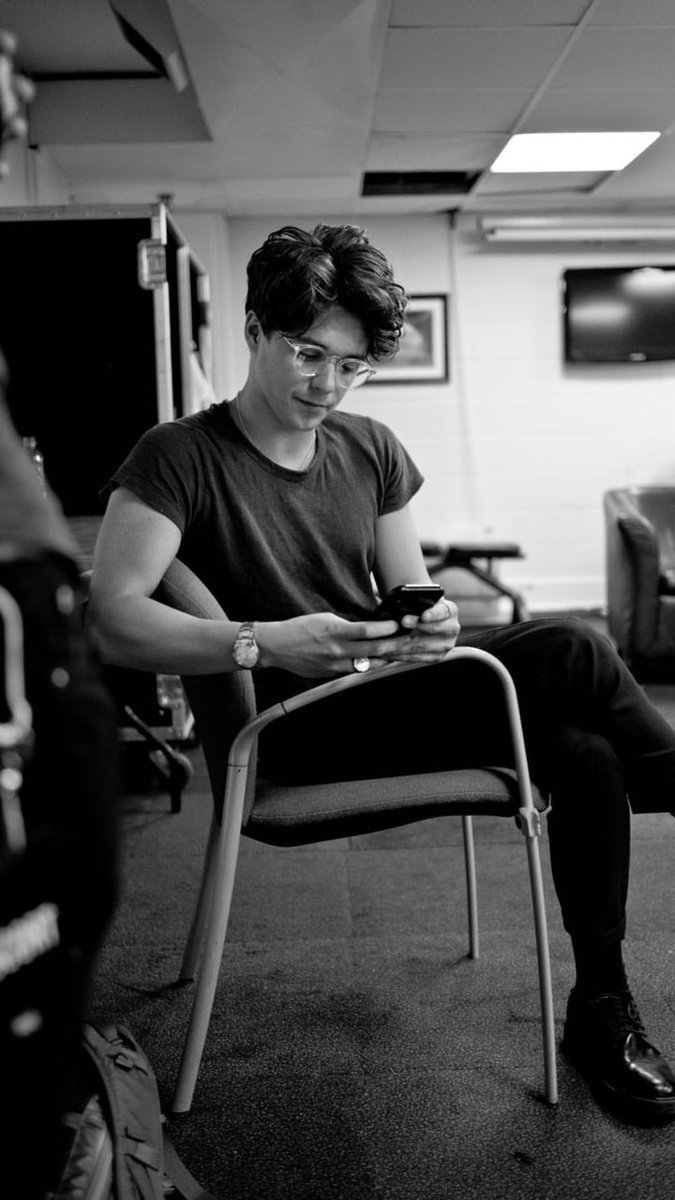 Imagine_TV_'s tweet photo. #Imagine les garçons sont en tournée et tu manques à Bradley, il passe alors son temps à regarder des photos de toi
@TheVampsBrad https://t.co/gRO0OaCkb8