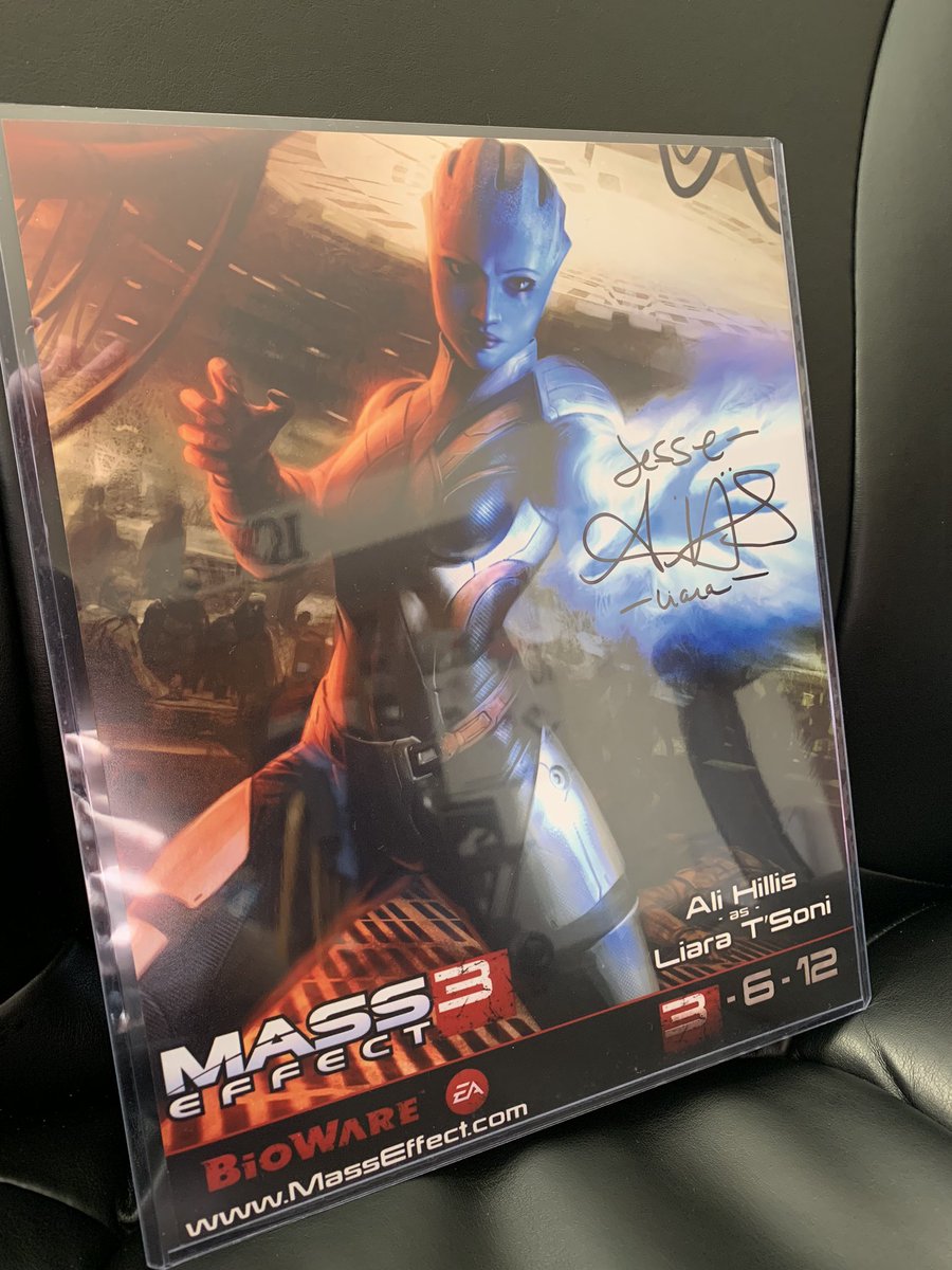gameinfinite10's tweet photo. I cant believe I got to meet @missalihillis at #WisconsinComicCon She is the super talented voice actress behind Liara Tsoni in Mass Effect, as well Lightning in Final Fantasy.

She was super nice, &amp; when she saw my shirt, she even followed Game Infinite 😱 #gameinfinite https://t.co/d4uH8foSoB