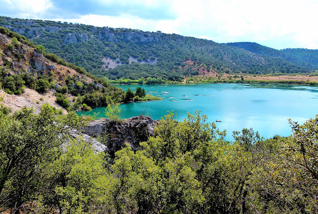 Lea23sept's tweet photo. Hace unos días descubrí la zona de #Beteta en la Serranía de #Cuenca 
Espectacular la Laguna Grande de El Tobar (agua dulce en superficie y salada en la profundidad. Aguas que no se mezclan).
@maraunin @MiguelCalabria3 @CuencaVivos https://t.co/KjYYwbyOtm