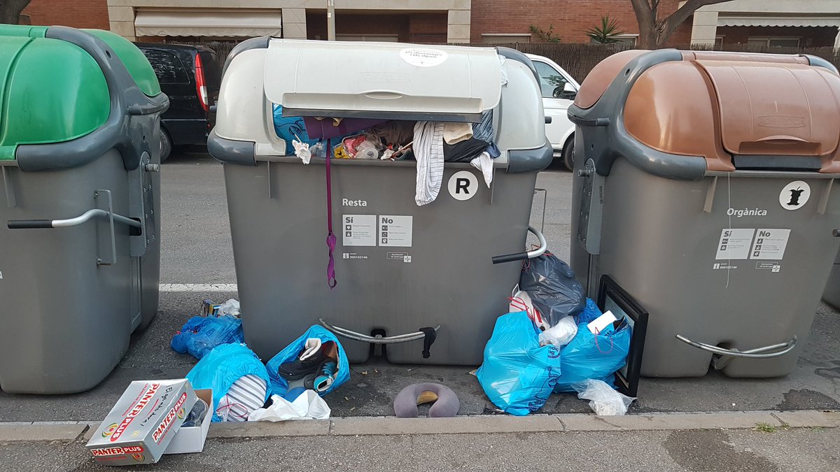 veronikapareja's tweet photo. Fa anys que castigueu #collfava amb la fira amb tot el que comporta de soroll, incivisme, brutícia, destrosses, petards a tot hora... ara a sobre som les escombreries de la ciutat #japrou @ajsantcugat @mireiaingla porteu la fira a un altre barri si us plau https://t.co/eP4OU65FNz