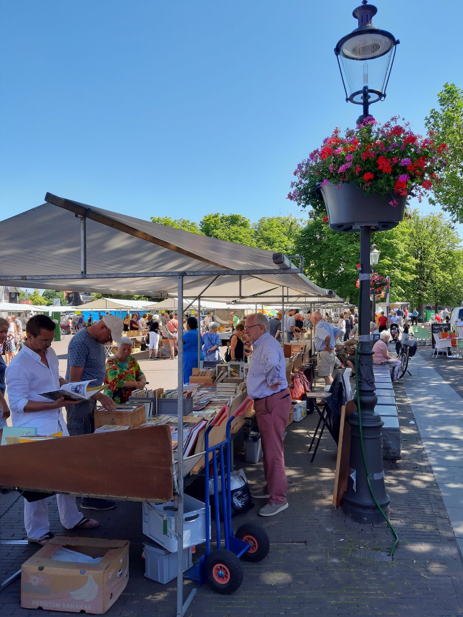 BoekenmarktCoev's tweet photo. Wat een prachtige dag gisteren in #StadCoevorden #boekenmarkt https://t.co/iqCkkYrkyQ