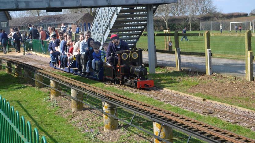 OxfordRocks's tweet photo. There are lots of opportunities for activity and adventure at Cutteslowe Park.
Those with an adventurous spirit can pick up a map from the kiosk and go orienteering, or why not visit one of the 3 play areas, try your hand at golf or take a ride on the Miniature railway. 
#oxford https://t.co/luPxQ5seho
